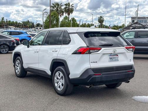Ice 2023 Toyota RAV4 LE