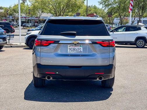 Sterling Gray Metallic 2023 Chevrolet Traverse LT Cloth