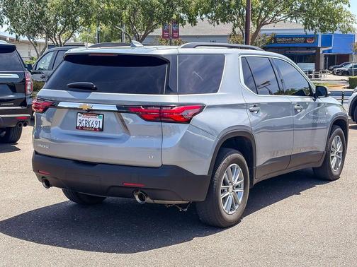 Sterling Gray Metallic 2023 Chevrolet Traverse LT Cloth