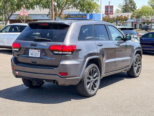 Granite Crystal Clearcoat Metallic 2017 Jeep Grand Cherokee Altitude