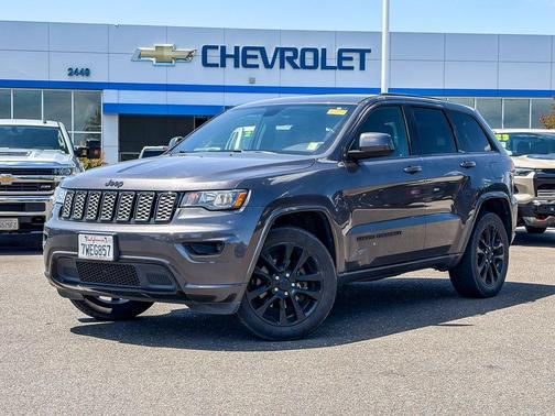 Granite Crystal Clearcoat Metallic 2017 Jeep Grand Cherokee Altitude