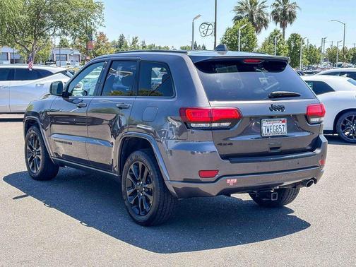 Granite Crystal Clearcoat Metallic 2017 Jeep Grand Cherokee Altitude