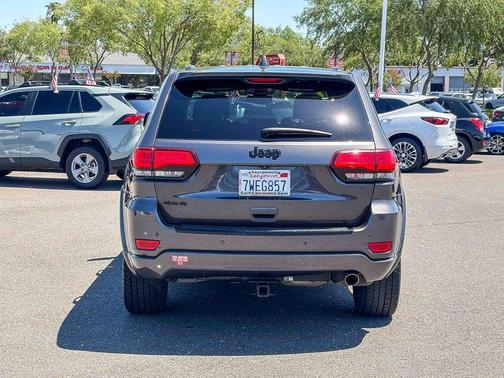 Granite Crystal Clearcoat Metallic 2017 Jeep Grand Cherokee Altitude