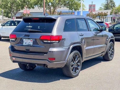 Granite Crystal Clearcoat Metallic 2017 Jeep Grand Cherokee Altitude