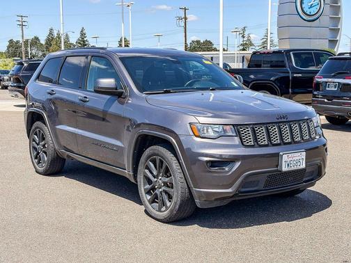 Granite Crystal Clearcoat Metallic 2017 Jeep Grand Cherokee Altitude