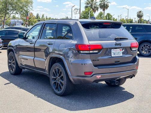 Granite Crystal Clearcoat Metallic 2017 Jeep Grand Cherokee Altitude