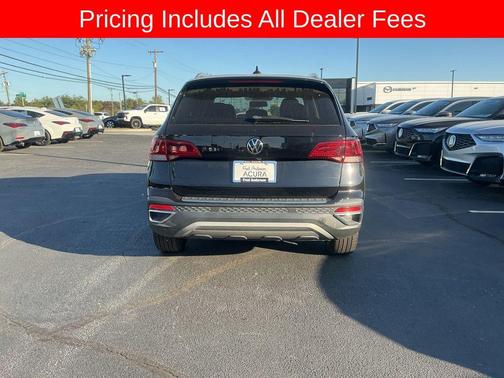 Deep Black Pearl 2022 Volkswagen Taos 1.5T SE