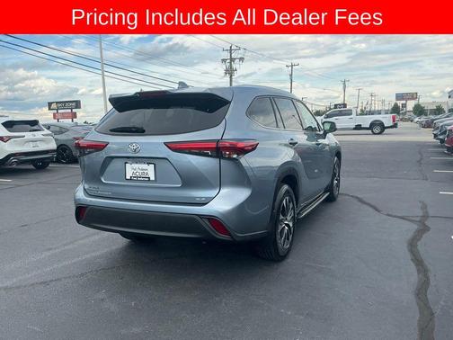 Moon Dust 2021 Toyota Highlander XLE