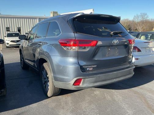 2023 Toyota Highlander Hybrid Platinum