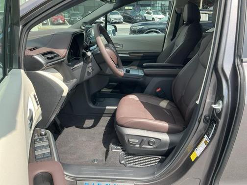 2024 Toyota Sienna Platinum 7 Passenger