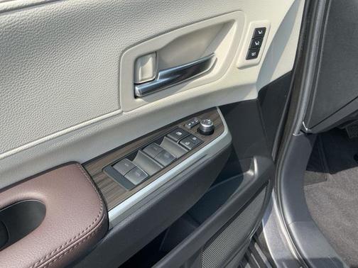 2024 Toyota Sienna Platinum 7 Passenger