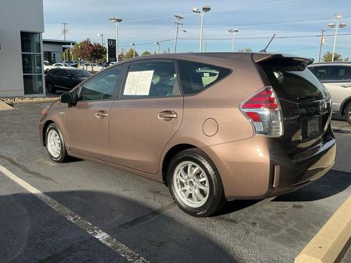2017 Toyota Prius v Five