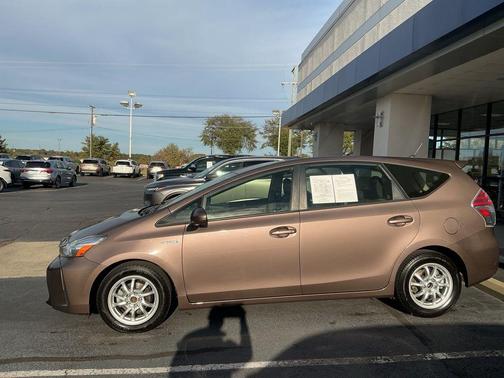 2017 Toyota Prius v Five