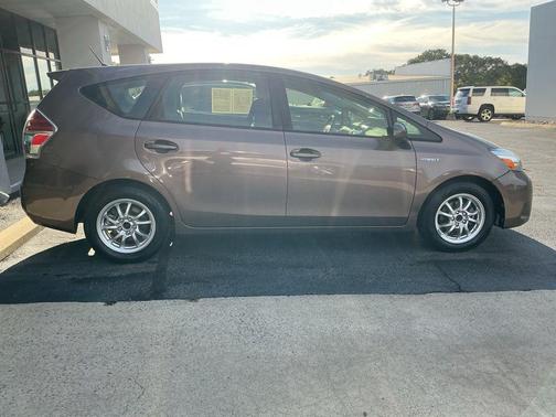 2017 Toyota Prius v Five