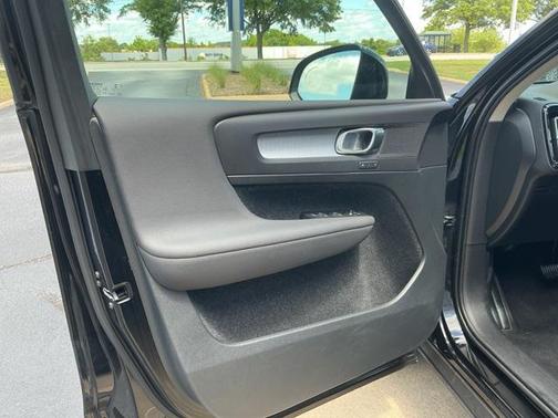 2021 Volvo XC40 T4 Momentum