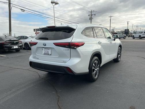 2022 Toyota Highlander Hybrid XLE