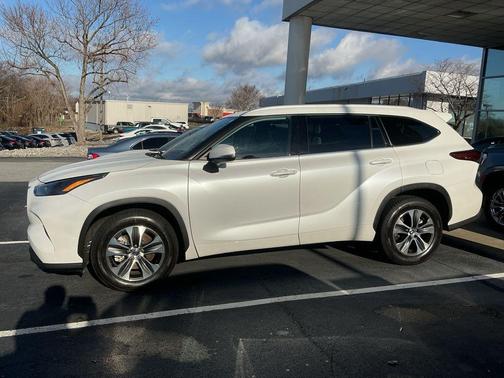 2022 Toyota Highlander Hybrid XLE