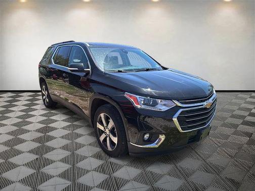Mosaic Black Metallic 2021 Chevrolet Traverse LT Leather