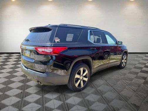 Mosaic Black Metallic 2021 Chevrolet Traverse LT Leather