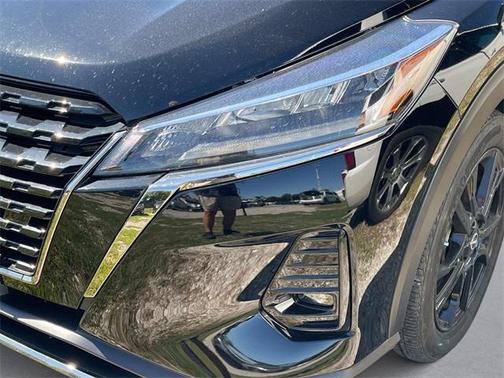 2022 Nissan Kicks SR