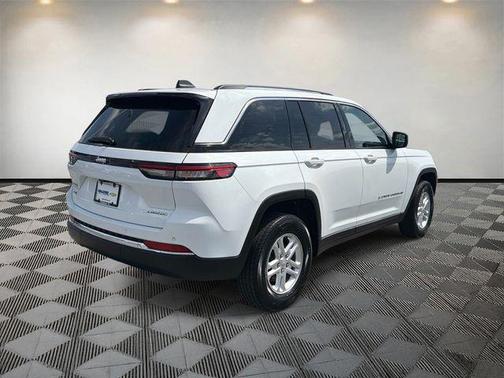 Bright White Clearcoat 2024 Jeep Grand Cherokee Laredo