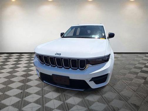 Bright White Clearcoat 2024 Jeep Grand Cherokee Laredo