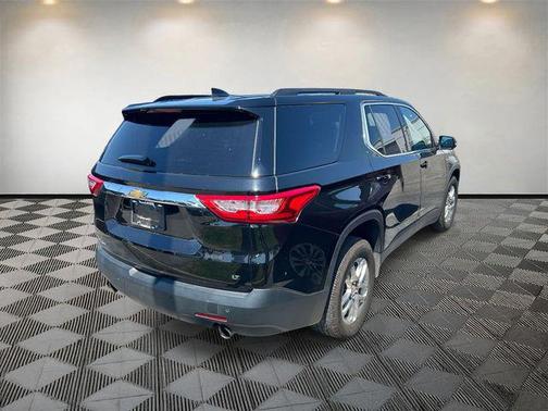Mosaic Black Metallic 2021 Chevrolet Traverse LT Cloth