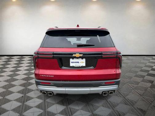 Radiant Red Tintcoat 2026 Chevrolet Traverse LT