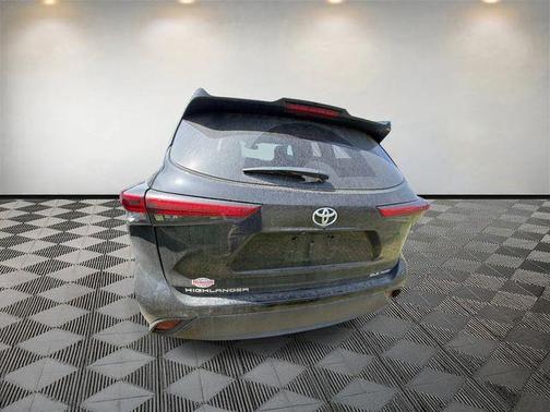 Midnight Black Metallic 2023 Toyota Highlander XLE