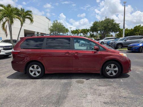 2019 Toyota Sienna LE