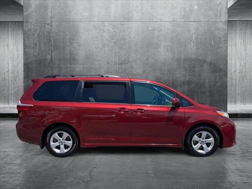 2019 Toyota Sienna LE