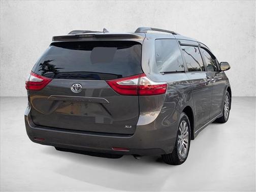2018 Toyota Sienna XLE