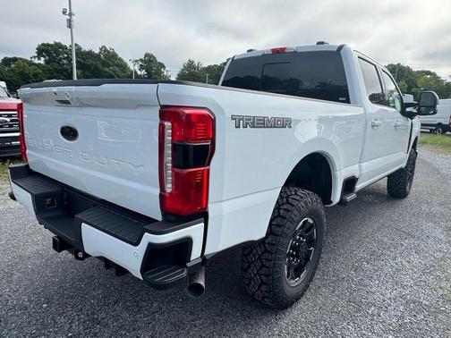 Oxford White 2026 Ford F-350 Lariat Super Duty