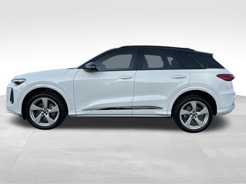 Glacier White Metallic 2025 Audi Q5 Premium Plus TFSI quattro S tronic