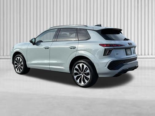 Arrow Gray Pearl Effect 2026 Audi Q3 TFSI quattro S tronic