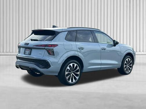 Arrow Gray Pearl Effect 2026 Audi Q3 TFSI quattro S tronic