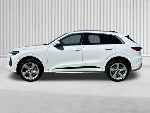 Glacier White Metallic 2026 Audi Q5 Premium Plus TFSI quattro S tronic