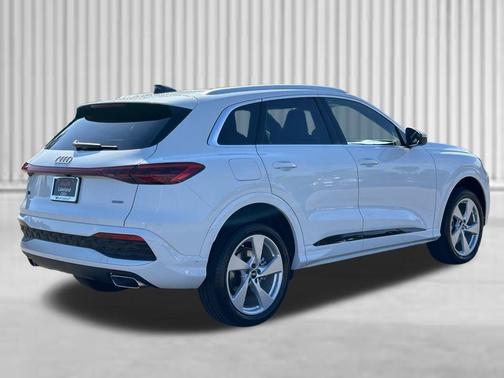 Glacier White Metallic 2026 Audi Q5 Premium Plus TFSI quattro S tronic