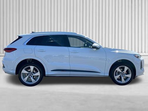 Glacier White Metallic 2026 Audi Q5 Premium Plus TFSI quattro S tronic
