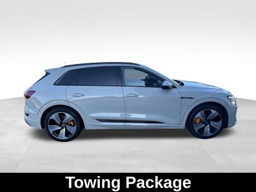 2022 Audi e-tron Premium Plus