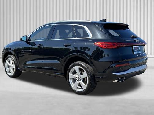 Mythos Black Metallic 2026 Audi Q5 Premium Plus TFSI quattro S tronic