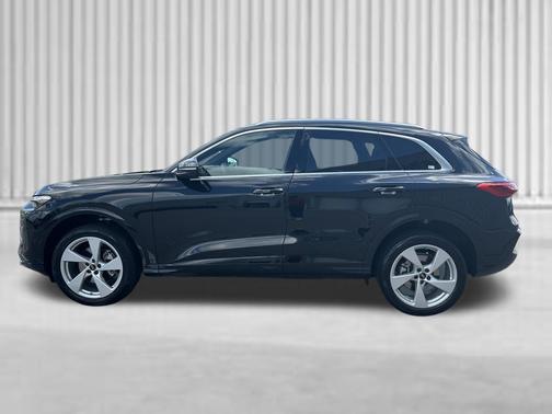 Mythos Black Metallic 2025 Audi Q5 Premium Plus TFSI quattro S tronic