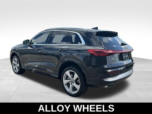 Mythos Black Metallic 2025 Audi Q5 Premium Plus TFSI quattro S tronic