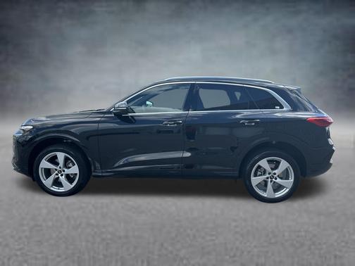 Mythos Black Metallic 2025 Audi Q5 Premium Plus TFSI quattro S tronic