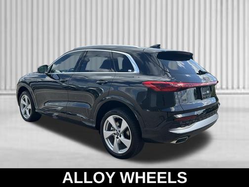 Mythos Black Metallic 2025 Audi Q5 Premium Plus TFSI quattro S tronic