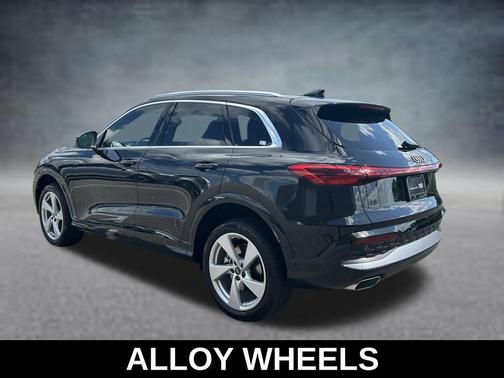 Mythos Black Metallic 2025 Audi Q5 Premium Plus TFSI quattro S tronic