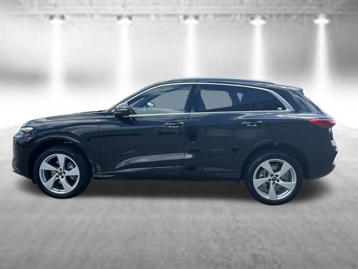 Mythos Black Metallic 2025 Audi Q5 Premium Plus TFSI quattro S tronic