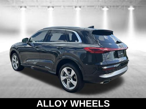 Mythos Black Metallic 2025 Audi Q5 Premium Plus TFSI quattro S tronic