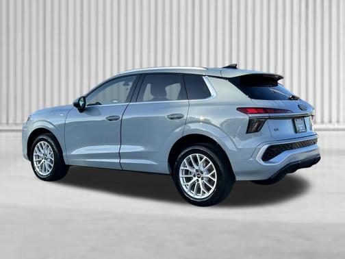 Arrow Gray Pearl Effect 2026 Audi Q3 TFSI quattro S tronic