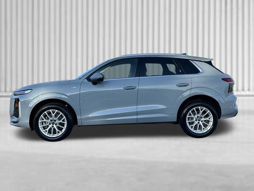 Arrow Gray Pearl Effect 2026 Audi Q3 TFSI quattro S tronic